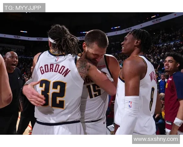 德阿隆福克斯的崛起之路:从新秀到NBA明星的奋斗故事 德阿隆福克斯的崛起之路:从新秀到NBA明星的奋斗故事