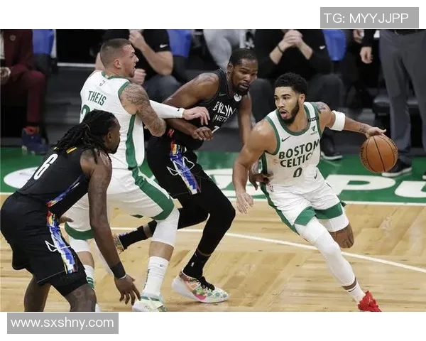 篮网与绿军圣诞大战精彩回顾球迷热情高涨赛场氛围火爆 篮网与绿军圣诞大战精彩回顾球迷热情高涨赛场氛围火爆